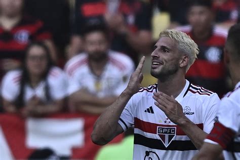 São Paulo vence o Flamengo com gol de Calleri e abre .